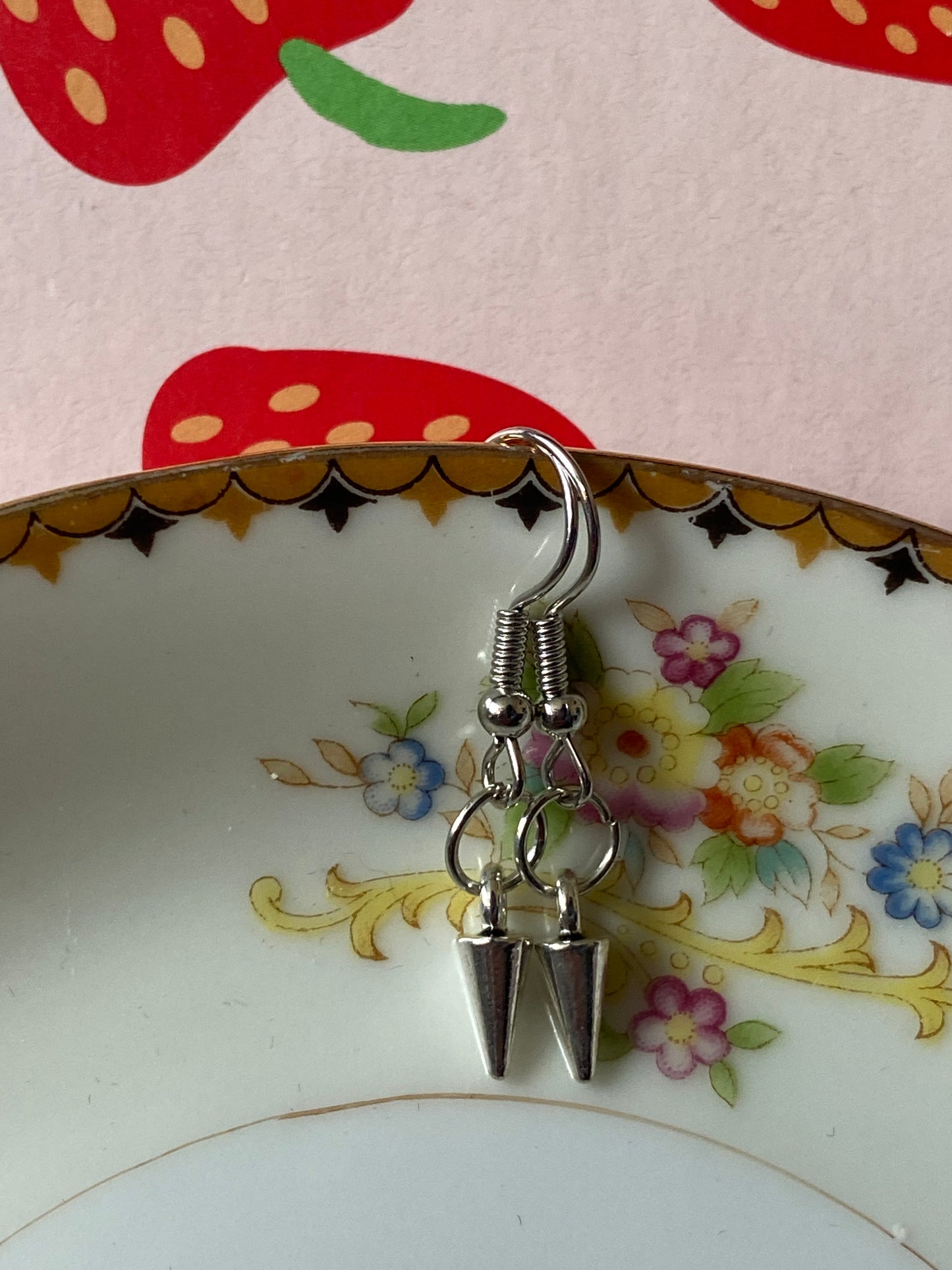 spike simple earrings